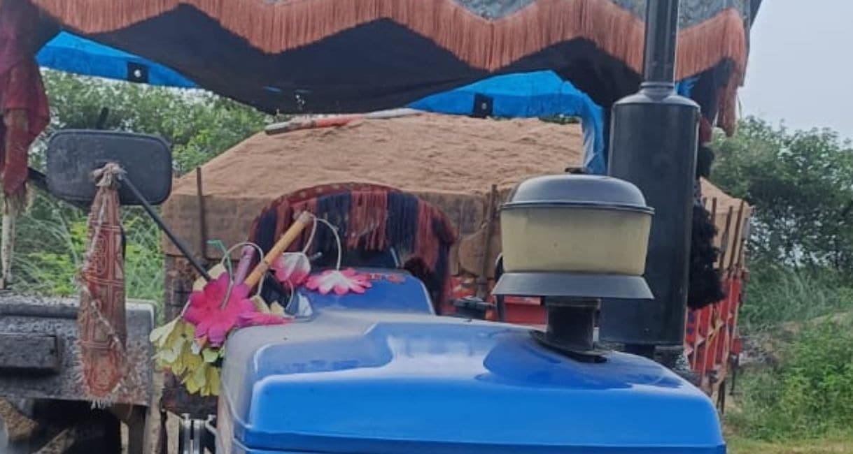 बालू माफियाओं पर पुलिस कार्रवाई, अवैध परिवहन में लगे दो ट्रैक्टर जब्त