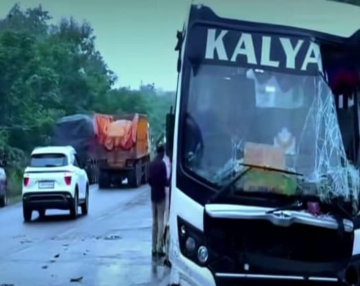बोकारो में स्विफ्ट डिजायर और बस की टक्कर, कार चालक घायल