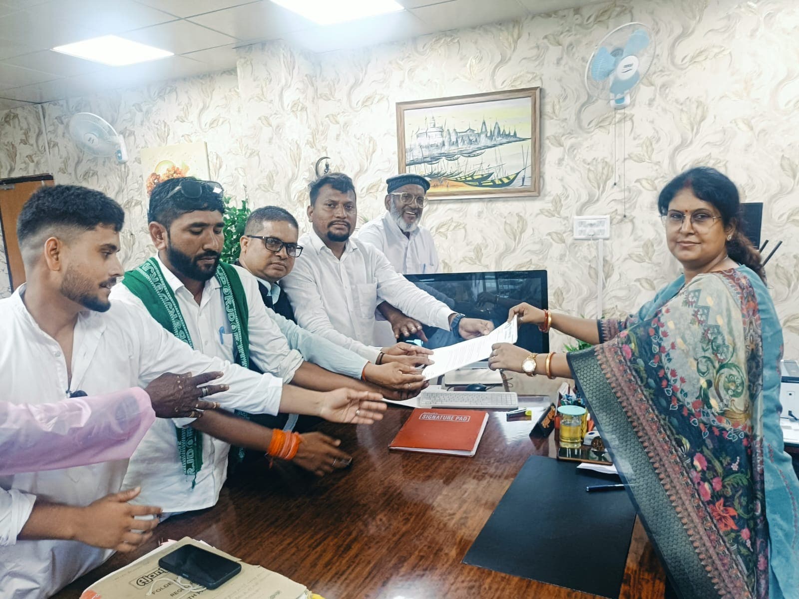 एमएमडीआर संशोधन विधेयक के विरोध में राजद ने किया प्रदर्शन, डीडीसी को सौंपा ज्ञापन