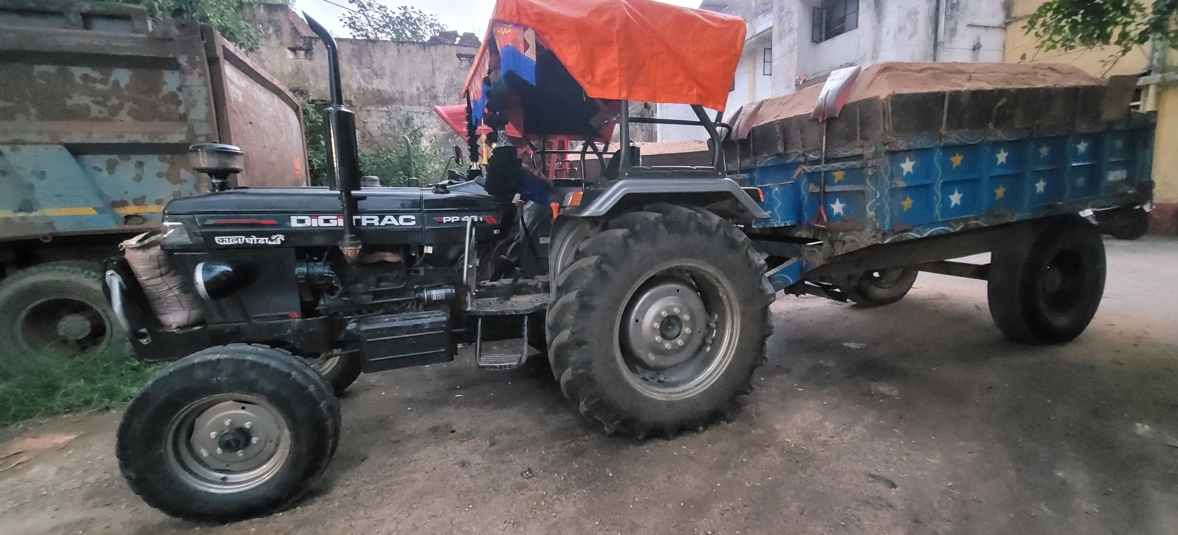 अवैध बालू कारोबार को लेकर बड़कागांव पुलिस ने  की छापेमारी    एक अवैध बालू लदा ट्रैक्टर किया जब्त