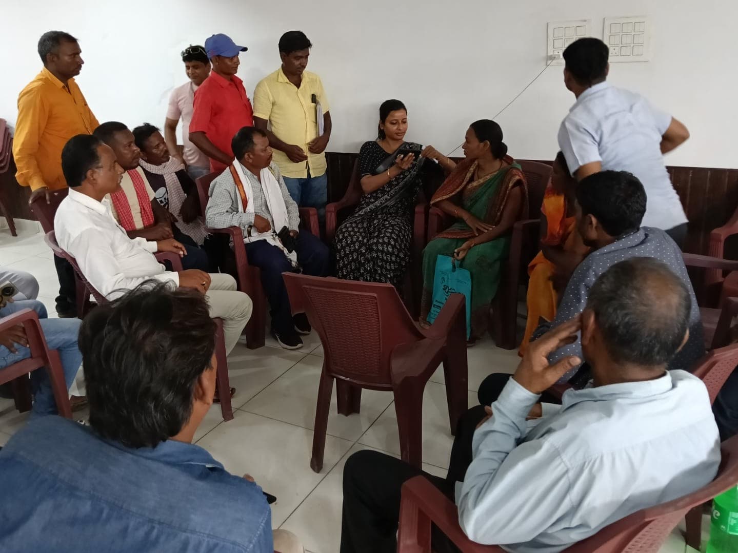पूर्व विधायक अंबा प्रसाद  के समाधान भवन में लगा जनता दरबार,  कई समस्याओं का हुआ समाधान