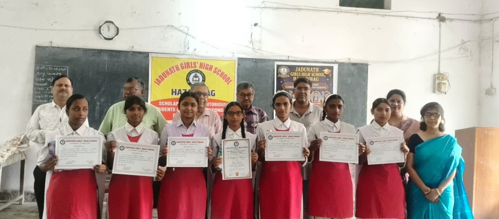 यदुनाथ बालिका उच्च विद्यालय में मेधावी छात्राओं का भव्य सम्मान