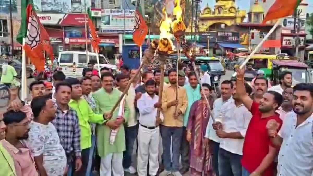 14वीं JPSC परीक्षा में कथित गड़बड़ी के विरोध में गिरिडीह और बोकारो में मशाल जुलूस, निष्पक्ष जांच की मांग