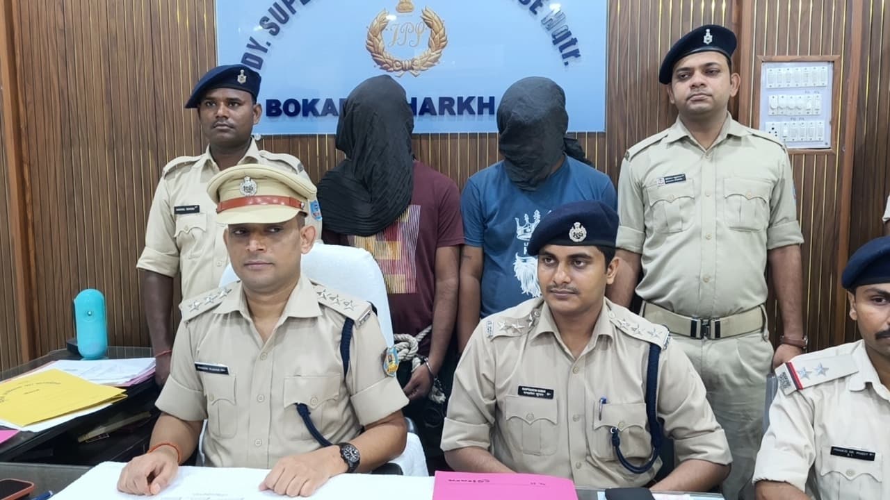 बैंक अधिकारी बनकर करते थे साइबर ठगी, बोकारो पुलिस ने दो शातिर अपराधियों को दबोचा