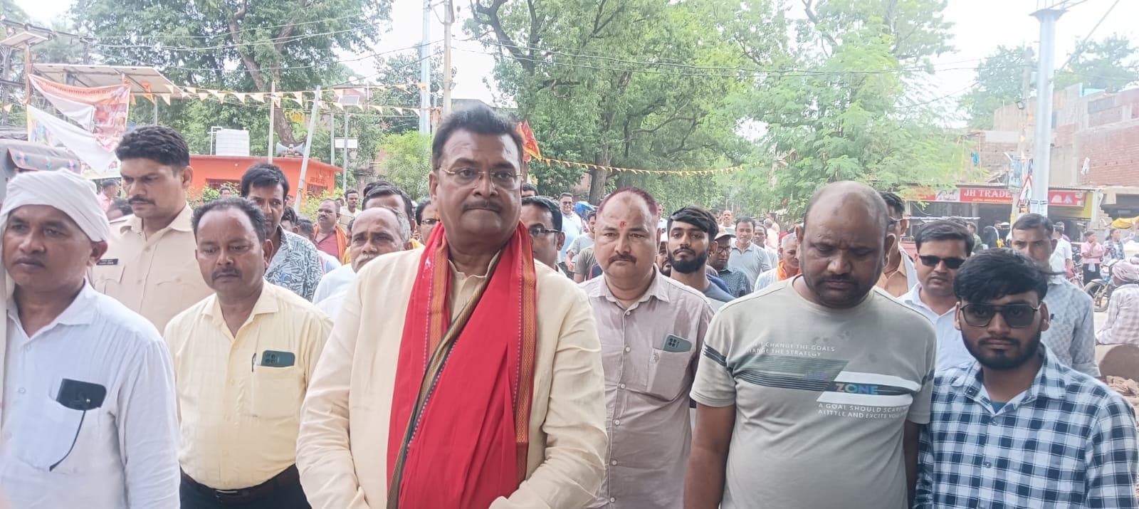 विष्णुगढ़ बुल्डोजर कार्रवाई पर गरमाई सियासत, फुटपाथ दुकानदारों के समर्थन में उतरे सांसद मनीष जायसवाल