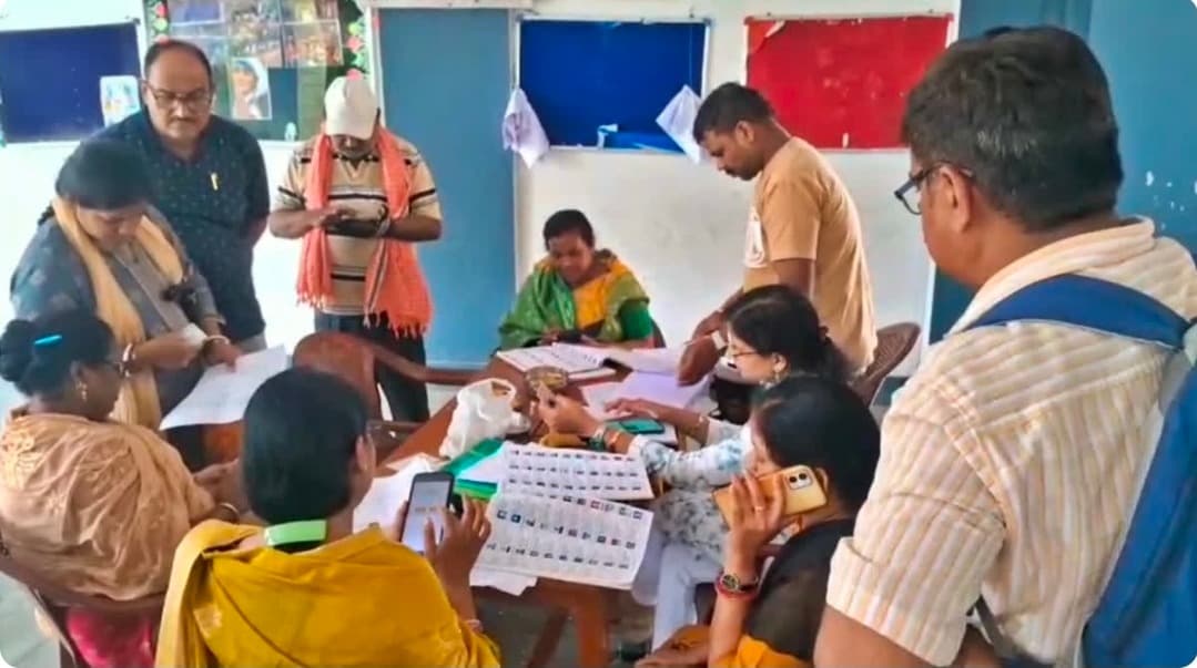 मतदाता पुनरीक्षण कार्य में लगे कर्मचारियों के तबादले पर 7 अक्टूबर तक रोक, चुनाव आयोग का निर्देश