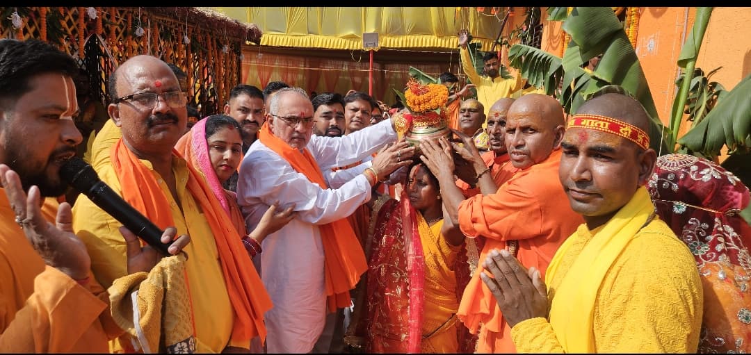 गोरिया में श्री श्री 1008 शतचंडी नौ दिवसीय वार्षिकोत्सव महायज्ञ को लेकर भव्य कलश यात्रा निकाली गई