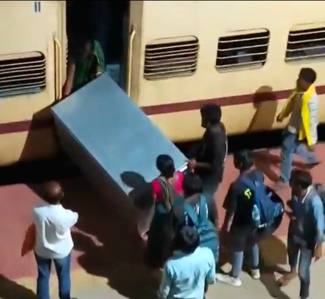 पैसेंजर ट्रेन को बना दिया मालगाड़ी! विशाल बक्सा चढ़ाने की कोशिश का वीडियो वायरल, आखिर में हुआ ऐसा कि छूट गई लोगों की हंसी