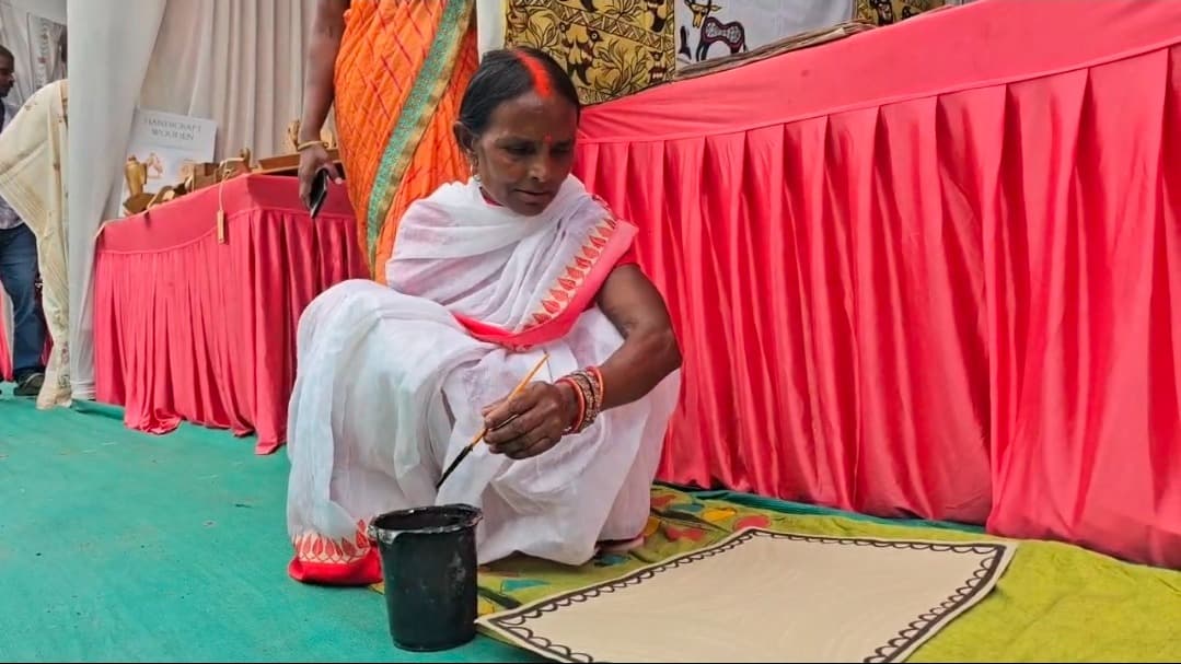 एक हाथ से रच रहीं इतिहास: रूदन देवी ने 5000 साल पुरानी सोहराय कला को दिलाई वैश्विक पहचान