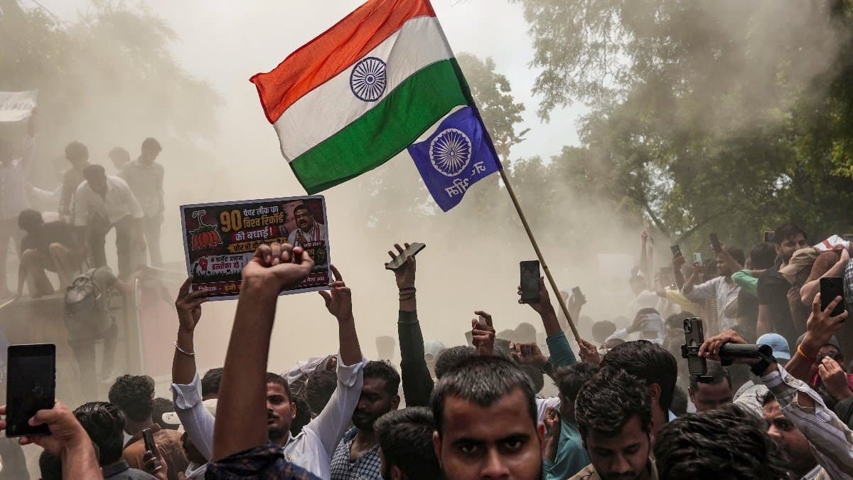 NEET प्रदर्शनकारियों को बड़ी राहत, महाराष्ट्र में छात्रों पर दर्ज FIR वापस लेगी फडणवीस सरकार