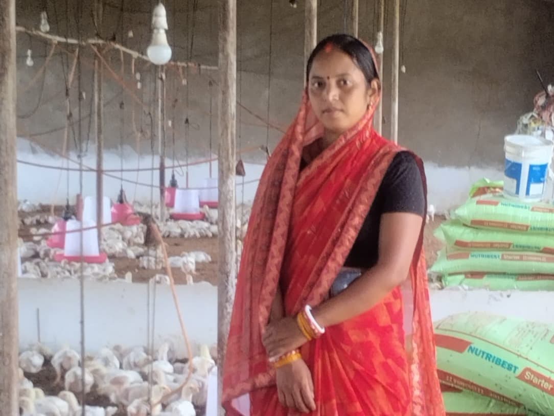 JSLPS से बदली सुनीता देवी की जिंदगी, पोल्ट्री और बतख पालन से बनीं आत्मनिर्भर