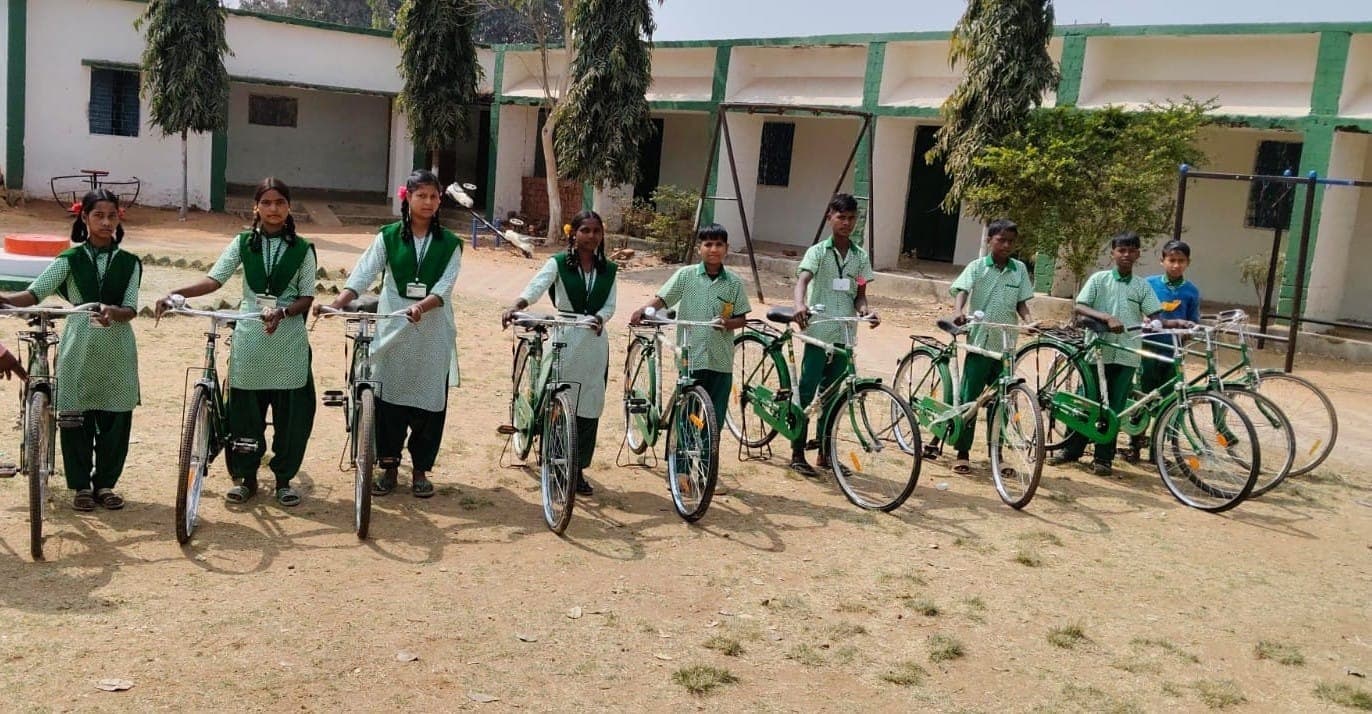 उन्नति का पहिया योजना के तहत 33 छात्र-छात्राओं के बीच साइकिल वितरित