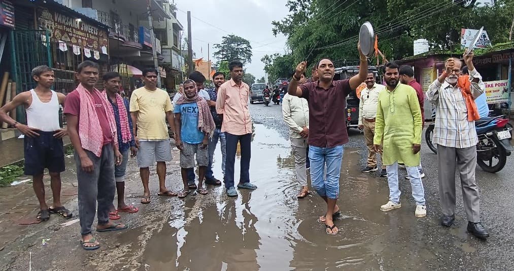 थाली बजाकर सड़कों की बदहाली पर जताया रोष,फूटा जनता का आक्रोश 