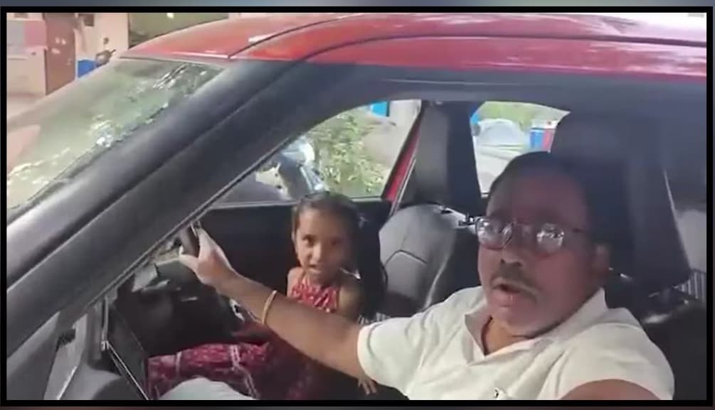 6 साल की बच्ची से सड़क पर कार चलवाना पड़ा भारी, हैदराबाद के सब-इंस्पेक्टर पर केस दर्ज