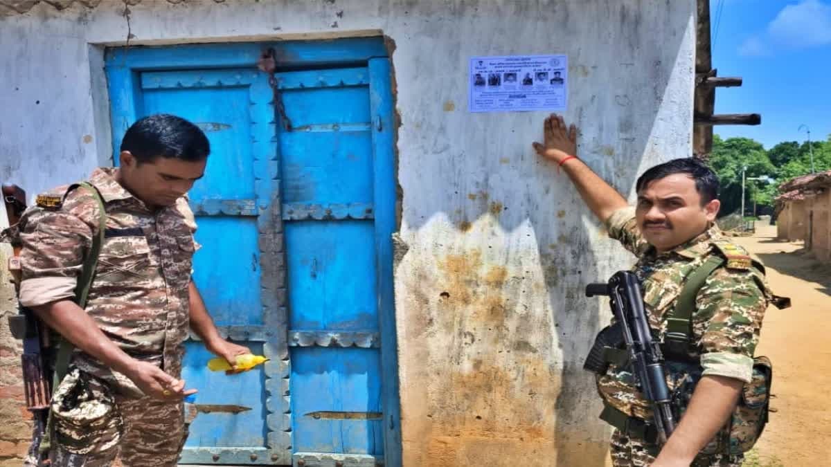 पलामू में नक्सलियों के खिलाफ फिर शुरू हुआ पोस्टर वार, पुलिस ने लगाए इनामी नक्सलियों के पोस्टर