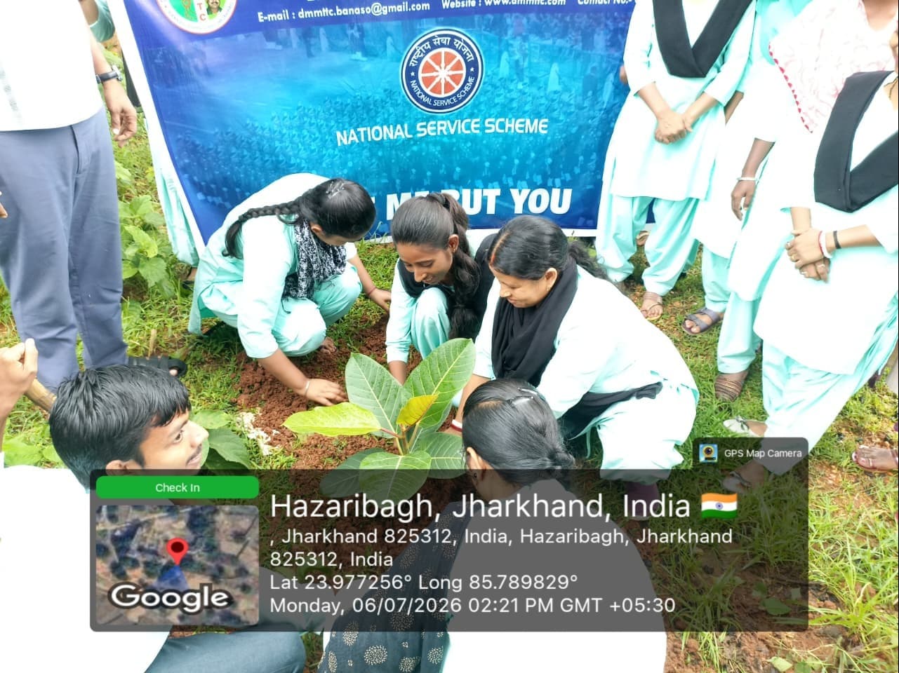 वन महोत्सव सप्ताह पर दौलत महतो मेमोरियल कॉलेज में वृक्षारोपण, पर्यावरण संरक्षण का दिया संदेश