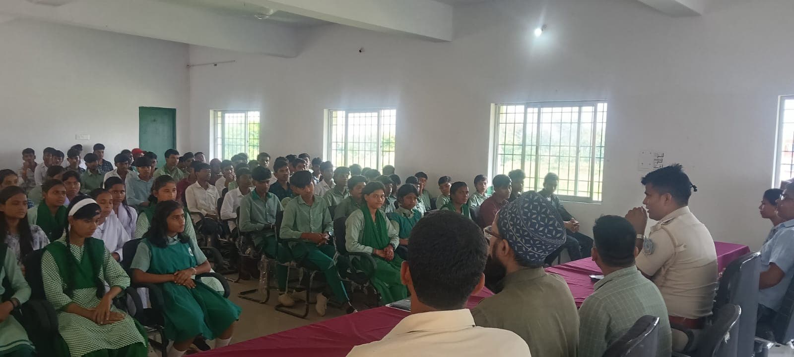 चलकुशा के स्कूल में पुलिस ने छात्रों को किया जागरूक, साइबर फ्रॉड और नशे से बचने की दी सीख