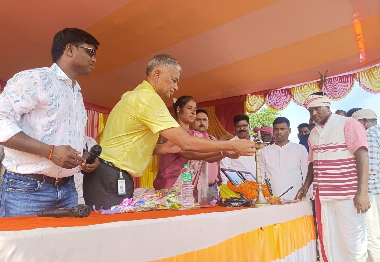 विश्व आदिवासी दिवस के मौके पर फुटबॉल टूर्नामेंट का आयोजन 