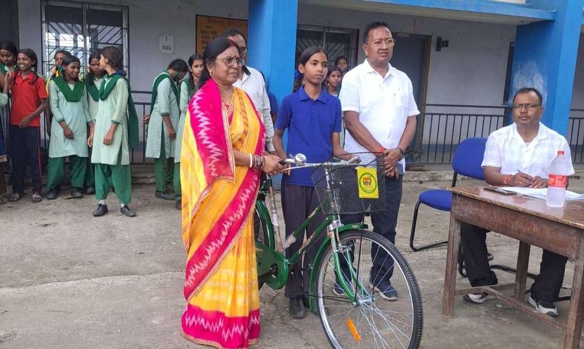 राम मनोहर लोहिया श्रमिक उच्च विद्यालय के 52 विद्यार्थियों को मिली साइकिल, शिक्षा के प्रति बढ़ा उत्साह