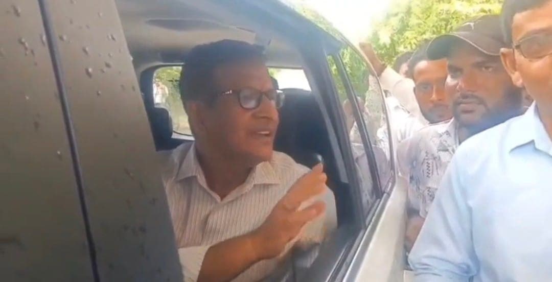 सात माह से मानदेय नहीं मिलने पर आउटसोर्सिंग कर्मियों ने घेरा सिविल सर्जन कार्यालय