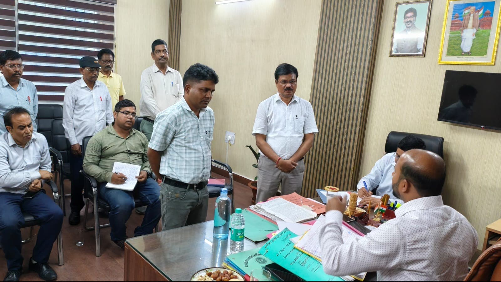 पतरातू दौरे पर सख्त दिखे उपायुक्त ऋतुराज, स्वास्थ्य से लेकर राजस्व कार्यों तक अफसरों को दिया 15 दिन का अल्टीमेटम