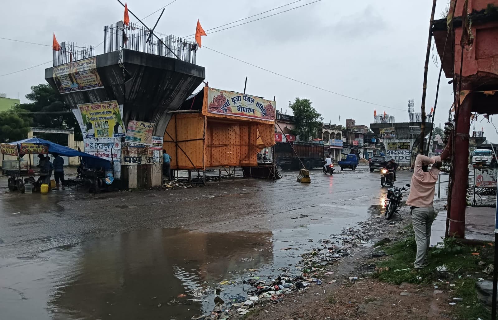 अर्नब का असर : बरही-चौपारण में बारिश का कहर, बाजार सूने, एनएच-19 पर थमी रफ्तार