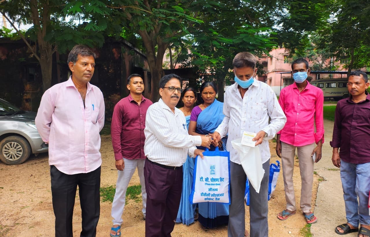 डीवीसी सीएसआर के तहत विष्णुगढ़ अस्पताल में 60 टीबी मरीजों को मिली पोषण किट
