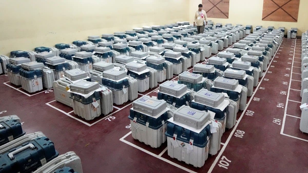 कोलकाता में सरकारी इमारत में लगी आग, 4000 EVM जलकर खाक; मंत्री ने जताई साजिश की आशंका