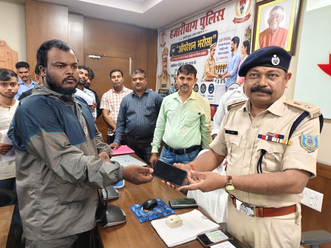 CEIR से हजारीबाग पुलिस ने गुम हुए फोन खोजकर मालिकों को सौंपे