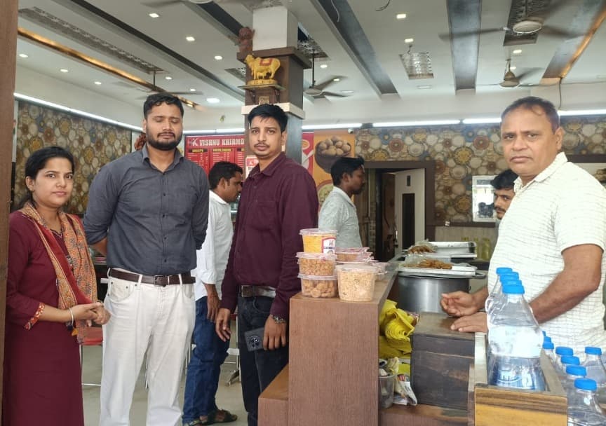 खाद्य प्रतिष्ठानों का निरीक्षण, मिलावटी खाद्य पदार्थों का सैंपल लिया 