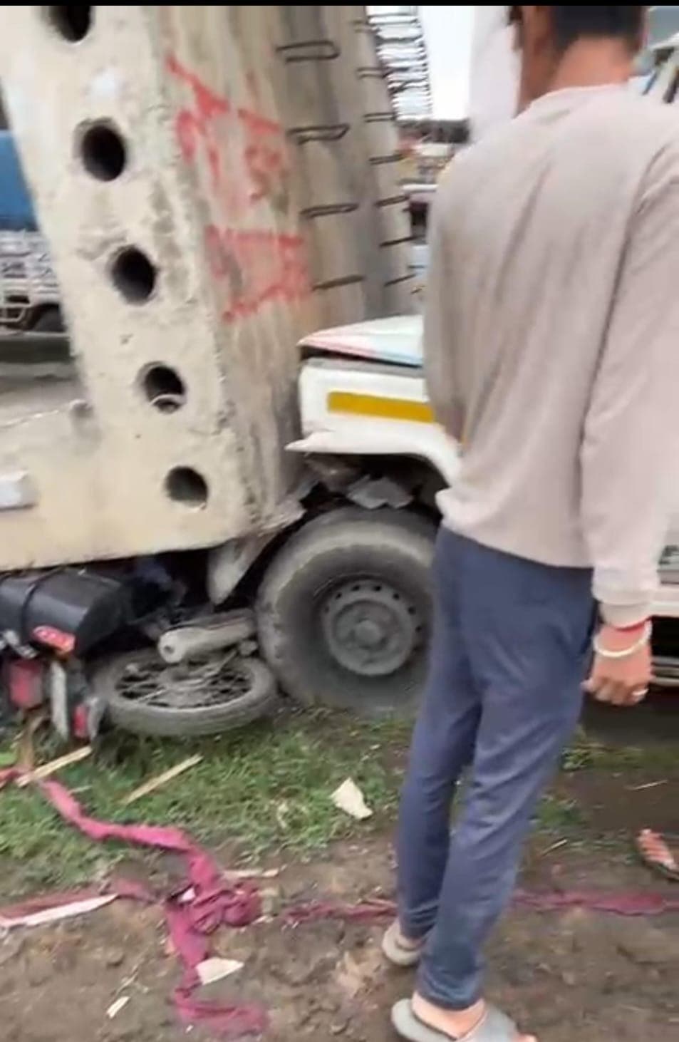 लदे पिकअप वैन की चपेट में आए 75 वर्षीय बुजुर्ग, सड़क पर मची अफरातफरी