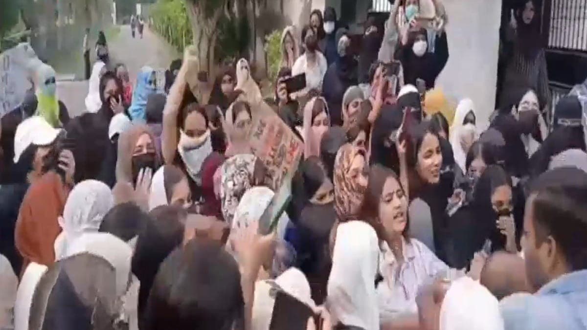 AMU गर्ल्स हॉस्टल में खाने को लेकर छात्राओं का प्रदर्शन
