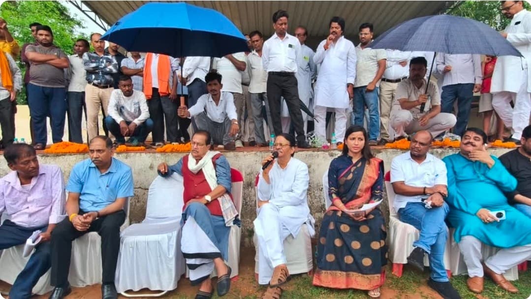 पतरातू में विस्थापितों से मिले वित्त मंत्री राधाकृष्ण किशोर, कहा- अधिकार दिलाने के लिए सरकार गंभीर