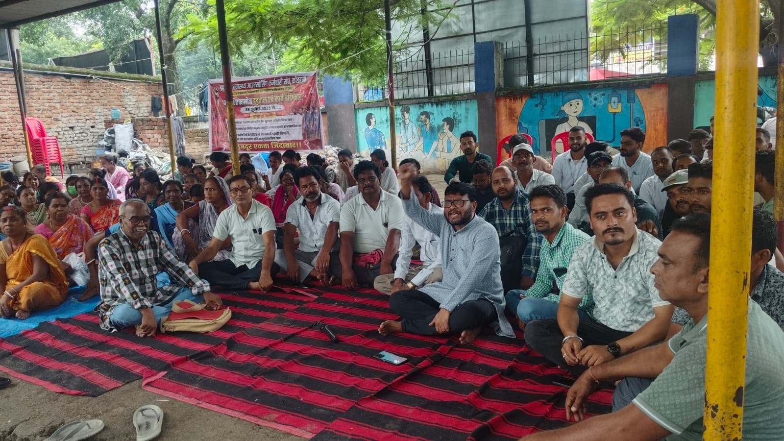 हड़ताल के तीसरे दिन आउटसोर्सिंग कर्मियों का धरना