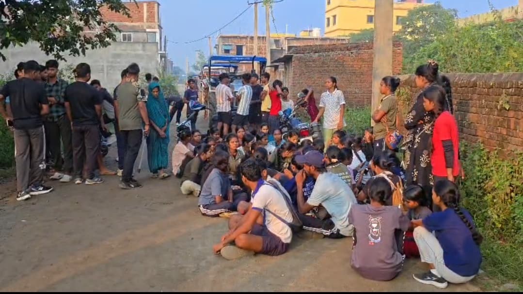 बालू लदे वाहन की चपेट में दो छात्राएं घायल, तेज रफ्तार और बालू परिवहन पर उठे सवाल