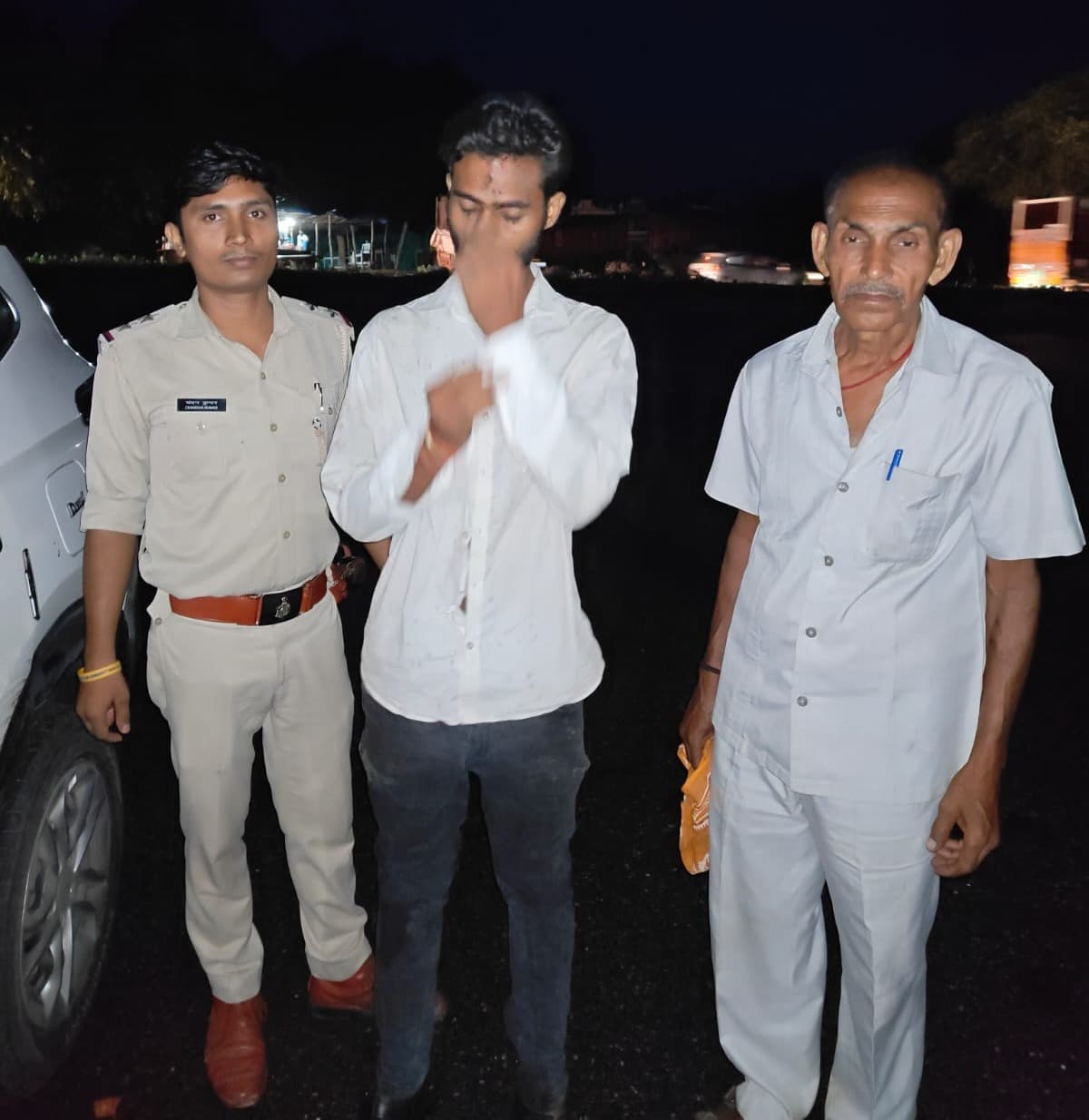 मानसिक रूप से अस्वस्थ युवक को चौपारण पुलिस ने सकुशल परिजनों को सौंपा