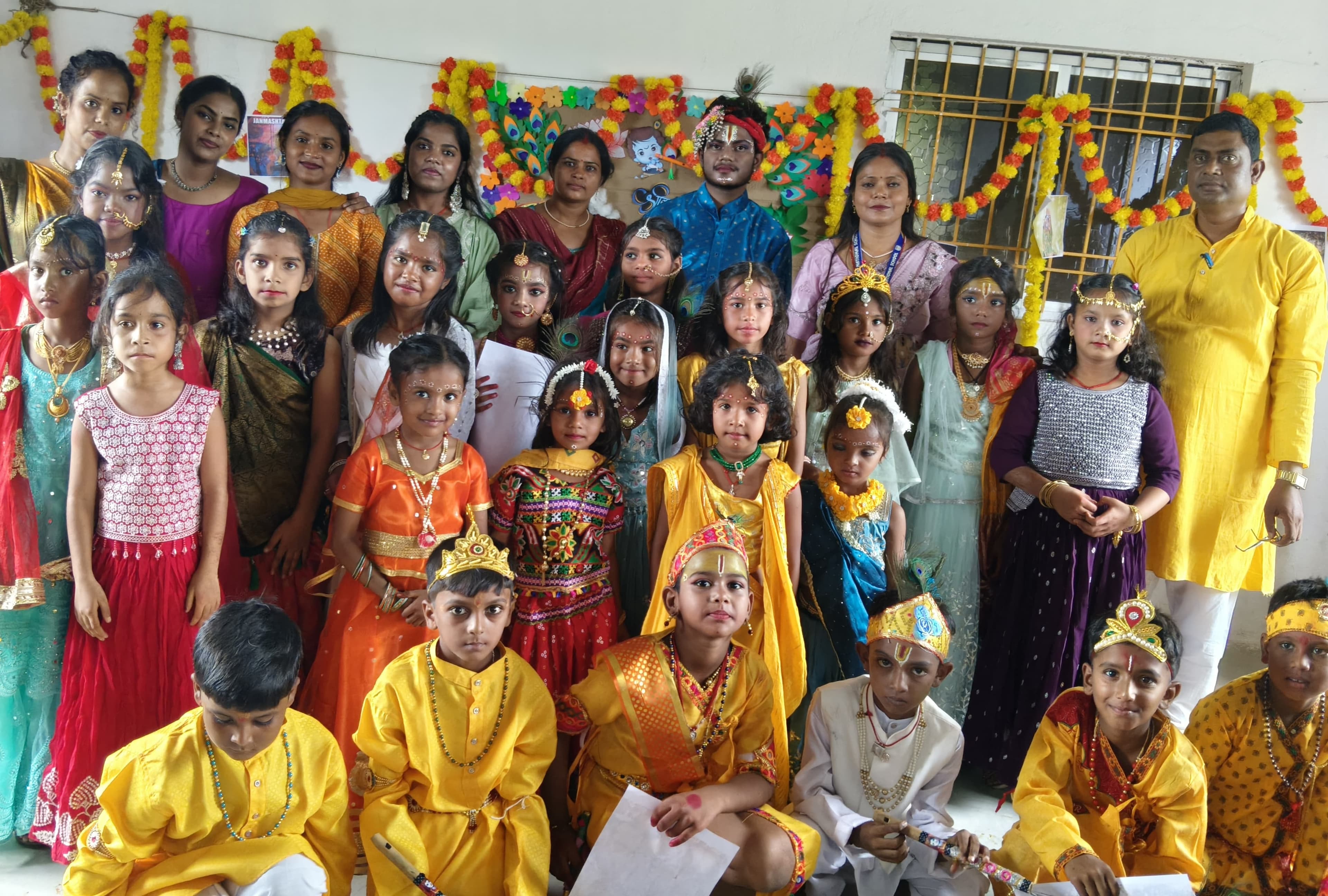 बच्चों ने राधा-कृष्ण का रूप धर मोहा मन