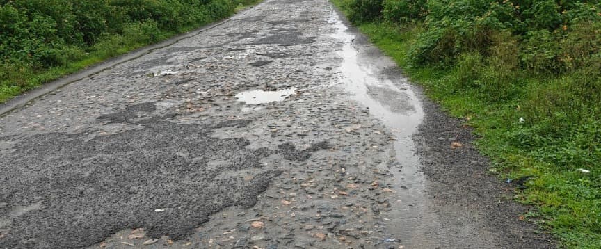 बरही रेलवे स्टेशन जाने का मुख्य मार्ग 25 साल से जर्जर, यात्रियों की जान जोखिम में