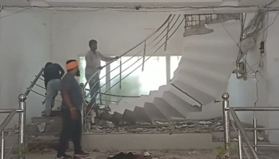 अयोध्या विकास प्राधिकरण कार्यालय की सीढ़ियां गिरीं, विधायक और मेयर समेत कई लोग बाल-बाल बचे