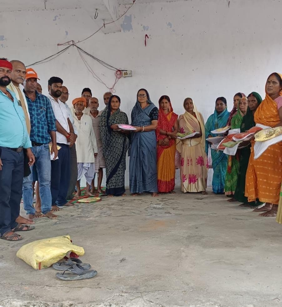 सोना सोबरन योजना के तहत लाभुकों के बीच बांटी गई धोती,साड़ी व लूंगी