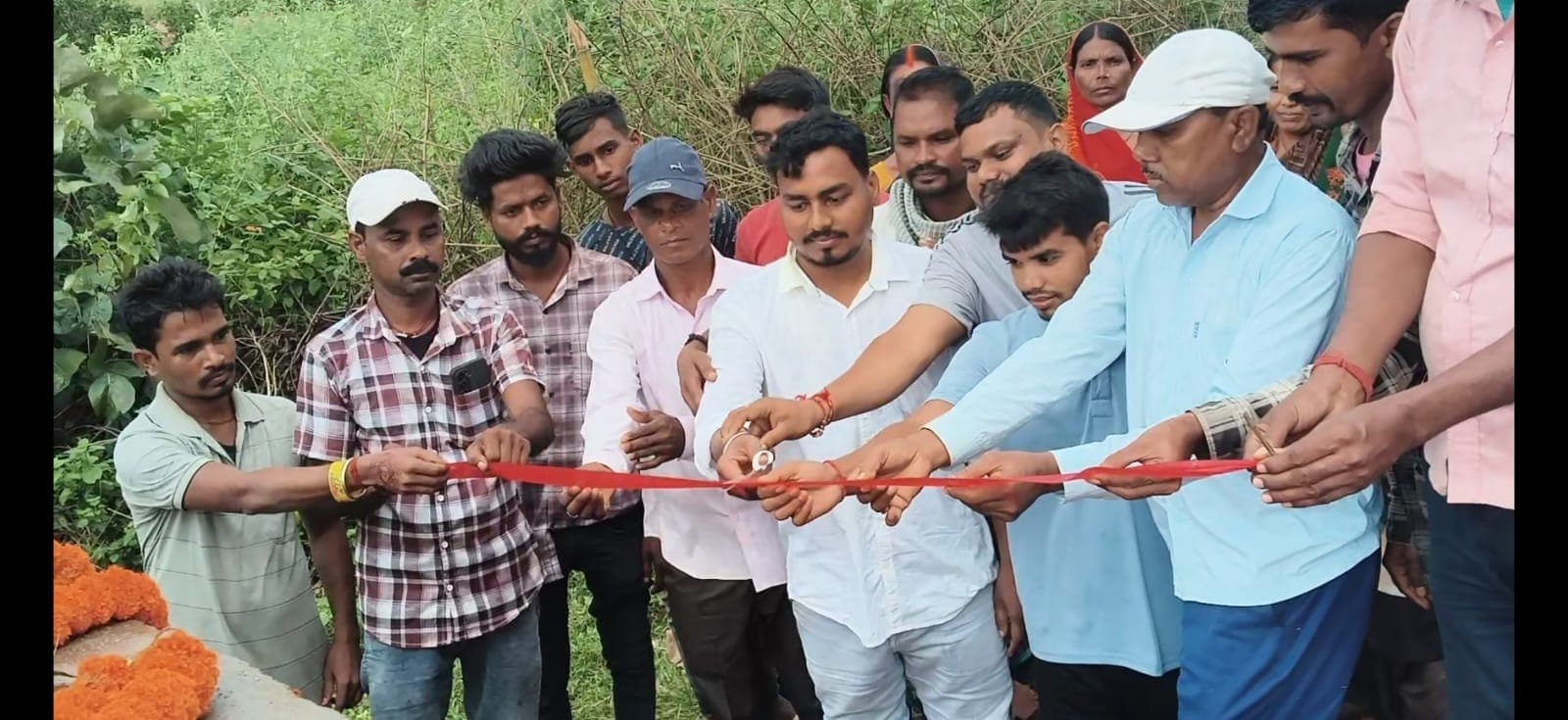 25 दिनों के अंधेरे के बाद करमाटांड़ को मिली बिजली, बुनियादी सुविधाओं की बदहाली उजागर
