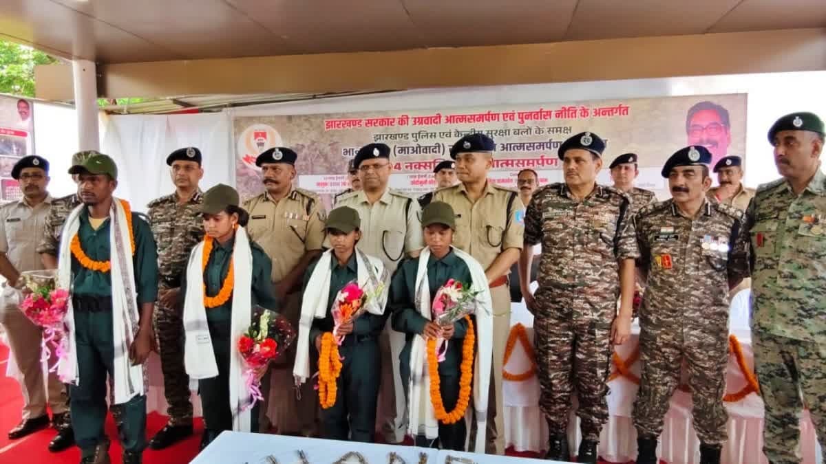 चाईबासा में सुरक्षा बलों को बड़ी सफलता, चार नक्सलियों ने किया आत्मसमर्पण