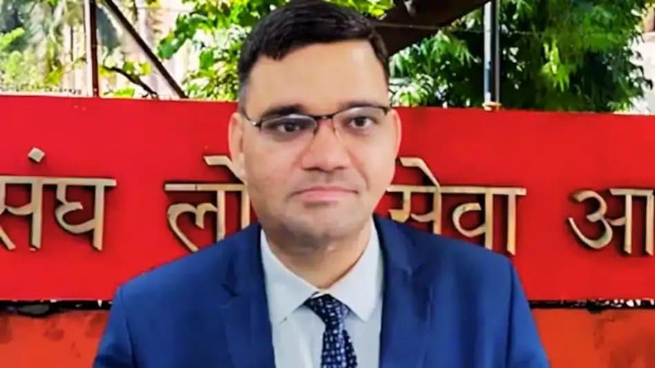 '4 घंटे काम, तो आधी सैलरी दे दीजिए'—IAS रिंकू सिंह राही का सरकार को पत्र चर्चा में