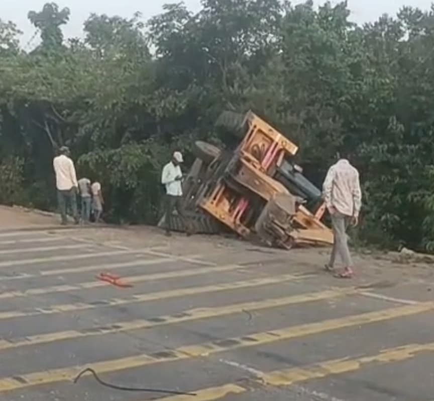 दनुआ घाटी में भीषण हादसा, कंटेनर की टक्कर से जेसीबी के उड़े परखच्चे, चालक रेफर