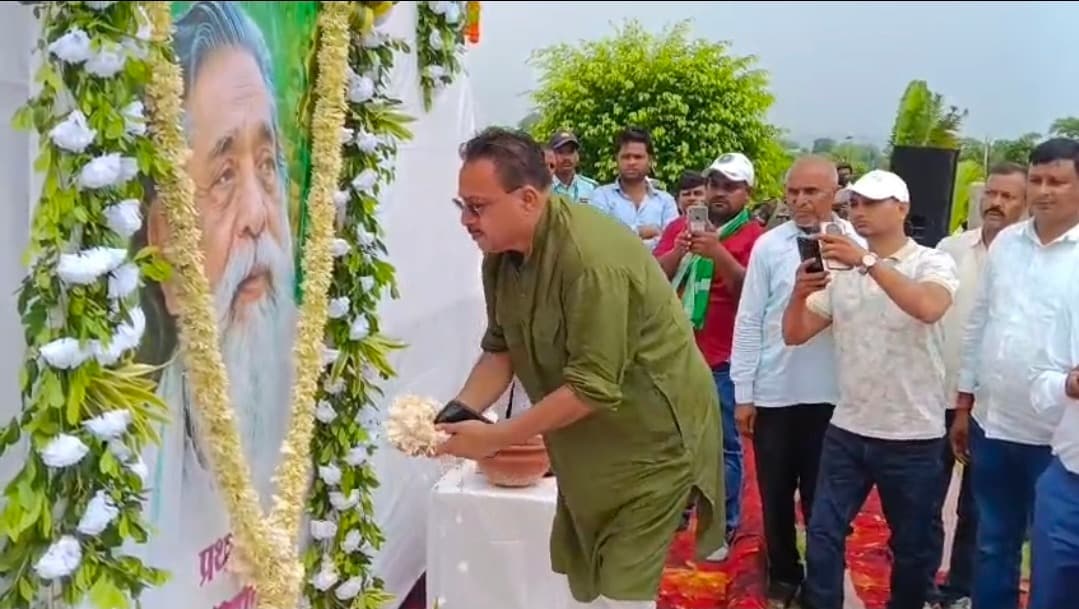 श्रद्धांजलि एवं सर्वधर्म प्रार्थना सभा का आयोजन, गरीबों के बीच वस्त्र-फल वितरण और रक्तदान शिविर में 50 लोगों ने किया रक्तदान