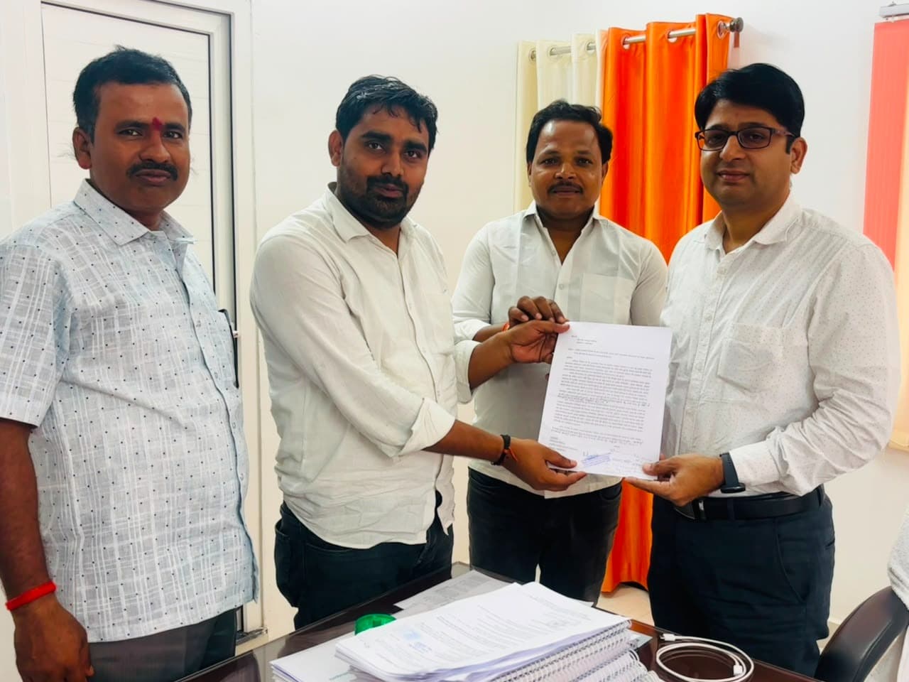 सड़क निर्माण की लापरवाही के खिलाफ कांग्रेस प्रतिनिधिमंडल ने परियोजना निदेशक को सौंपा हस्ताक्षरयुक्त शिकायत पत्र