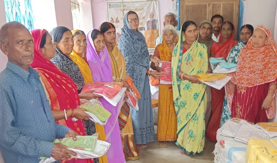 करमा पंचायत में सोना सोबरन योजना के तहत लाभुकों के बीच धोती, साड़ी व लूंगी का वितरण