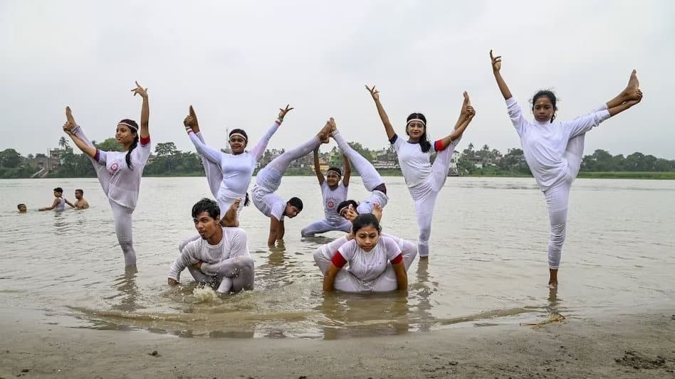 500 नावें, हुगली नदी और 35 हजार लोग... अंतरराष्ट्रीय योग दिवस पर कोलकाता में दिखेगा अनोखा नजारा