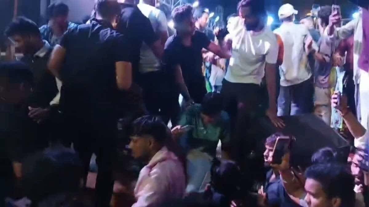 धनबाद में आर्यन केल्विन के कार्यक्रम में बवाल, मारपीट और तोड़फोड़