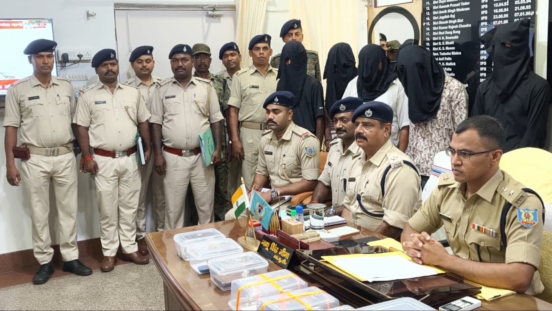बोकारो पुलिस ने अंतरराज्यीय चेन स्नैचर गिरोह का किया भंडाफोड़, सरगना समेत 5 गिरफ्तार